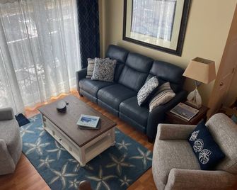 3 Bdrm, 2 Bath Luxury Waterfront Villa With Boathouse Fishing & Boating Paradise - Alexandria Bay - Huiskamer