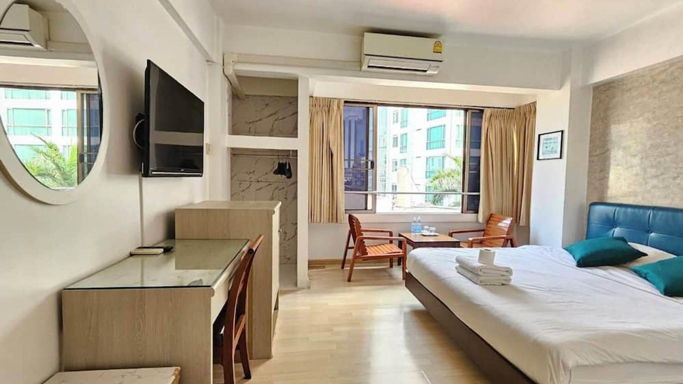 Crown Bts Nana Hotel