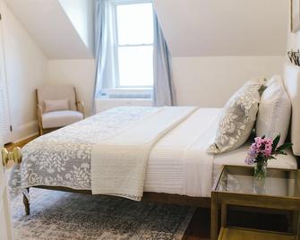 Greenleaf Inn 3 - Gorgeously Renovated King Suite, Large Bath, Balcony, Harbor Views! - Boothbay Harbor - Bedroom