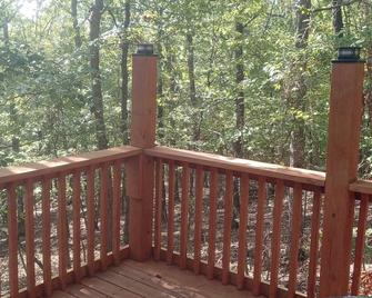 Hickory Hideout\nthe Cabin Is Surrounded By A Large Area Of Trees For Privacy - Mena - Balcony