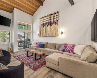 Ridgepoint Retreat Mountain Escape for 8 w/ Resort Amenities - Beaver Creek - Living room