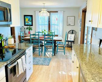 Serene Waterfront Cottage, Private Dock, Walk to Beach, Golf, Ferry, Cafe & Shop - Hyannis - Dining room