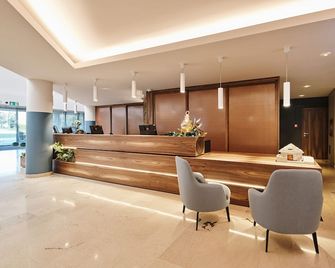 Aminess Vival Maestral Hotel - Novigrad - Front desk