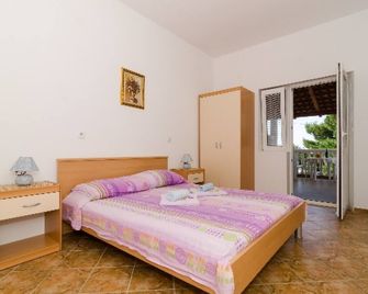 Apartments Franka Saplunara-Double Room with Terrace and Sea View - Saplunara - Habitación