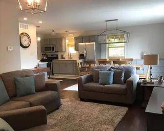 Modern 4 Bedroom 2 Bath Sleeps 10 Newly Renovated Whole House Rental - Grafton - Sala de estar