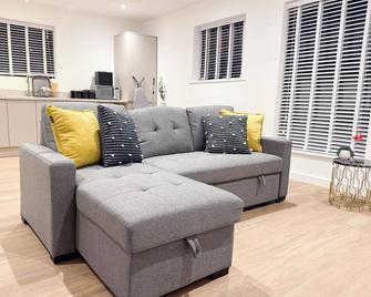 The Old Bank Apartments - Free Parking & Wifi - Contractor Friendly - St. Neots - Wohnzimmer
