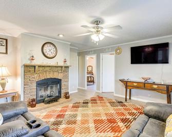 Large Yard + Fire Pit: Hot Springs Home - Hot Springs - Sala de estar