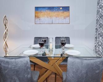 Modern Haven: King Size Bed & Own Parking - Aurora - Dining room