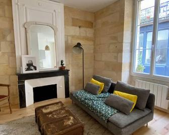 At the foot of the Grosse Cloche Superb apartment with character - Bordeaux - Living room
