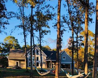 Beautiful Lakefront Home On Toledo Bend With Dock! High-Speed Wi-Fi! - Hemphill - Edificio
