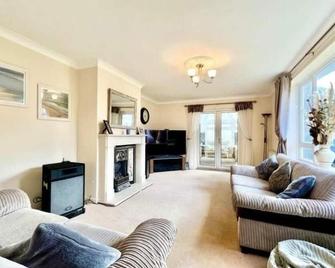 Lympne - 7 mins Channel Tunnel - Lympne - Living room