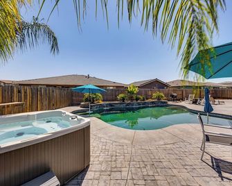 1 Mi to Golf! Spacious & Modern Home in Dinuba - Dinuba - Zwembad