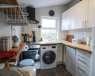 The Sleepy Shell, Pet Friendly in Ballydavid, County Kerry - Ballydavid - Kitchen