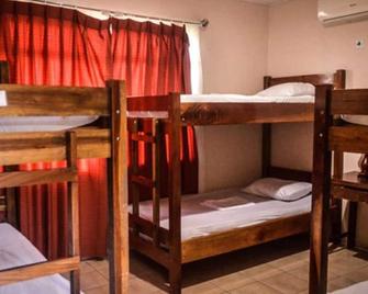 Hostel La Choza Inn - La Fortuna - Phòng ngủ