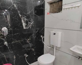 Hotel Shree Kedarnath in front of railway station platform no 8 - Ujjain - Bagno