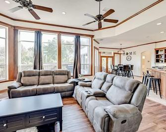 Executive Lakeside Estate Private Pool, Home+Apt - Cedar Hill - Living room