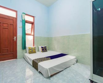 Spot On 93965 Ibrahim Guest House Syariah - Kediri - Slaapkamer