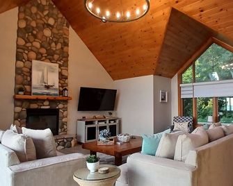 Sunset Paradise on Lake Michigan - Charlevoix - Living room