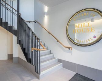 Luxury Central Apt Riverside Views & Parking - Cambridge - Stairs