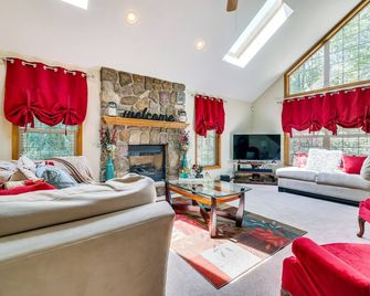 Deck and Screened Porch Pocono Lake Vacation Rental - Pocono Pines - Sala de estar