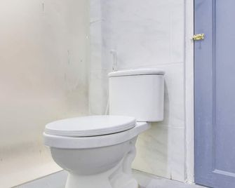 OYO 94304 Ameera Guest House - Tegal - Baño