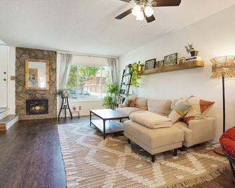 Cozy and modern townhome in Aurora, 5min from highway ! - Aurora - Sala de estar