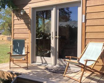 Scenic Maupin Tiny House - 12 miles from Deschutes River - Maupin - Patio