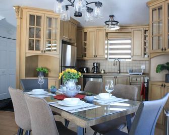 Cozy 3 bedroom condo in Magog with a semi private loft.Great location. - Magog - Їдальня