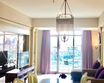 Trillium Apartment - Cozy and Bright Downtown Surabaya by Le Ciel Hospitality - Surabaya - Living room