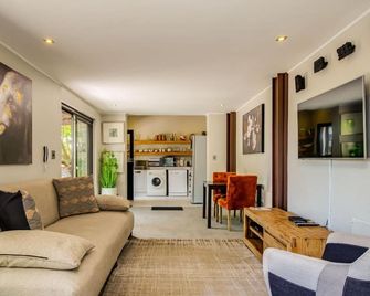 Sweet Greta - Garden Apartment With Solar Power - Cape Town - Living room