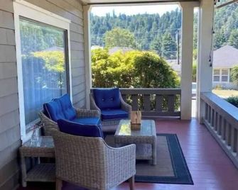 1919 Historic Craftsman Home - Scotia - Balcony