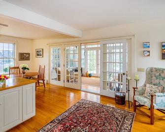 Enchanting Suite Overlooking Rockport Harbor - Rockport - Living room