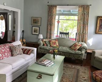 Phoenicia 1890 Bear Cottage, up to sleeps eight - Phoenicia - Living room