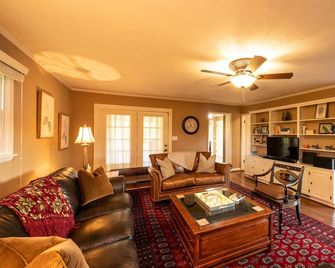 The Holston River House - a Sojourn in Serenity - Marion - Huiskamer