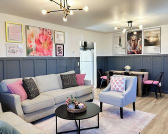 Hold My Halo Hideaway- Downtown Walk to Bars, Restaurants, Concerts, & Shopping! - Redmond - Wohnzimmer