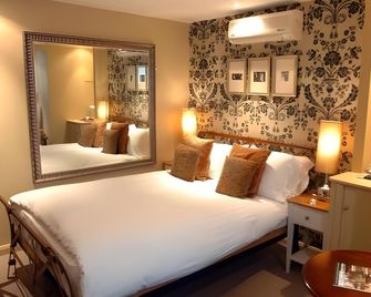 Manor Hotel - Windsor - Bedroom