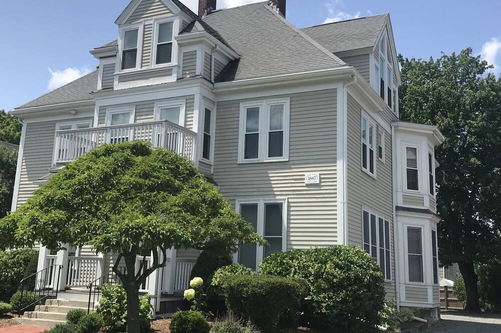 Extend your rest in the Wellesley Square's best