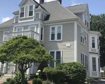 Extend your rest in the Wellesley Square's best - Wellesley - Building