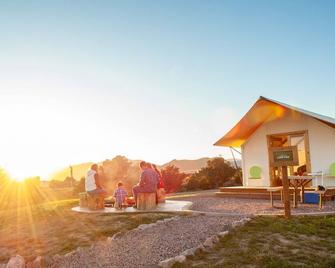Glamping Tent Single Queen - Royal Gorge Cabins - Cañon City - Edificio