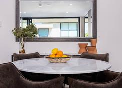 The Arden 5 Coogee. New Spacious Quiet Balcony Apartment, Meters to Beach - Coogee - Comedor