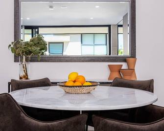 The Arden 5 Coogee. New Spacious Quiet Balcony Apartment, Meters to Beach - Coogee - Dining room