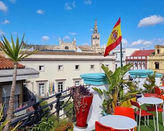 Sevilla Kitsch Hostel Art - Seville - Balcony