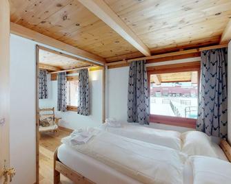 Holiday apartment Samedan for 1 - 4 persons with 2 bedrooms - Holiday apartment - Samedan - Bedroom