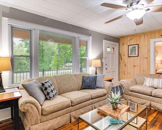 3 Mi to Dtwn and Holiday Events! Forest City Retreat - Forest City - Living room