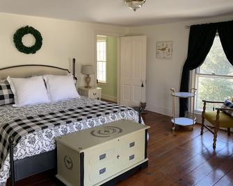 The Manse at Warm Springs - 5 bdrm, pet friendly, 1 mi from Warm Springs Pools - Warm Springs - Bedroom