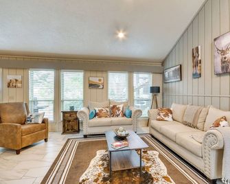Remote Texas Retreat Hot Tub, Deck, Grill! - Dalhart - Huiskamer