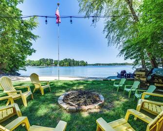 Spacious Home with Deck on Shores of Lake Wylie - York - Patio