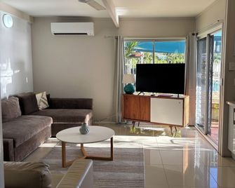 Airlie Apartments - Airlie Beach - Living room