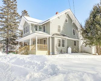 1 Mi to Houlton Riverfront Park: Home w/ Yard! - Houlton - Building