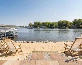 Spring Lake Cottage w/ Hot Tub, Private Waterfront & Dock, boat to Lake MI - Spring Lake - Beach